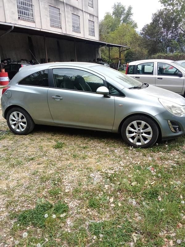 Usata Opel Corsa 59 CV (43 kW) 2012 Argento Utilitaria
