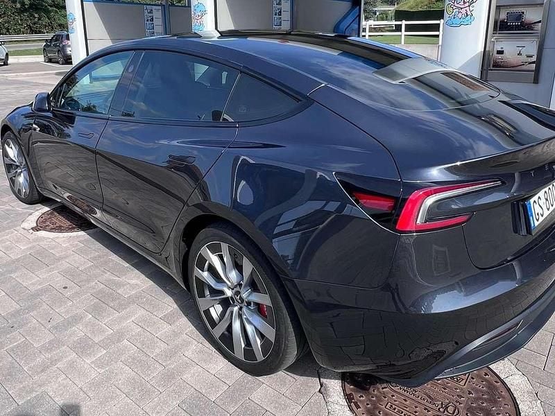 Grigio Usata 2023 Tesla Model 3 Berlina | 39.500 € (Molto cara) - Immagine 1/4