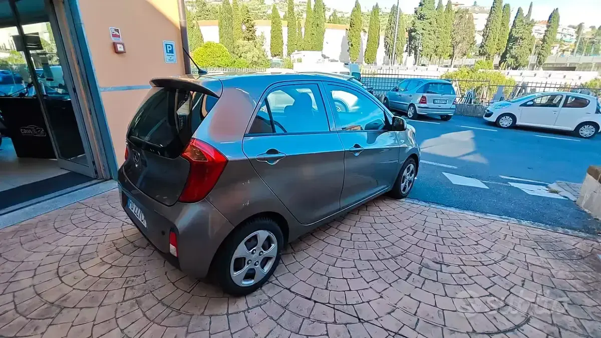 Używany Kia Picanto Active 67 KM (49 kW) 2016 Szary Hatchback