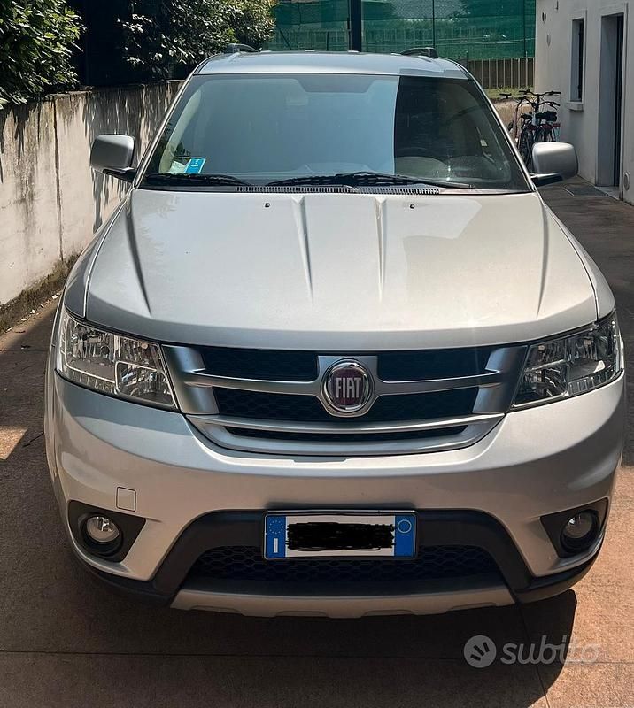 Argento Usata 2011 Fiat Freemont Urban SUV | 9000 € (Buon prezzo) - Immagine 1/4