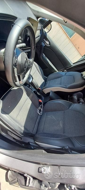 Usata Renault Captur 145 CV (106 kW) 2022 Grigio SUV