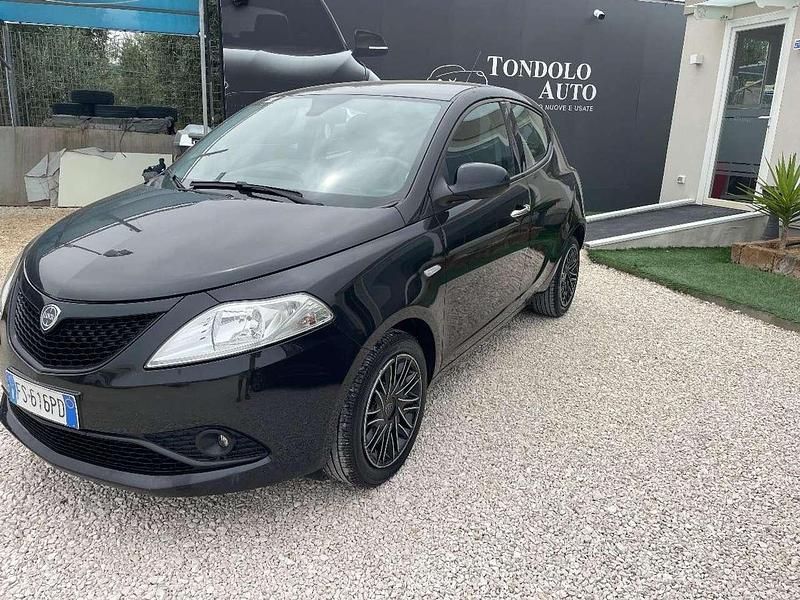 Usata Lancia Ypsilon Gold 69 CV (50 kW) 2018 Nero Utilitaria