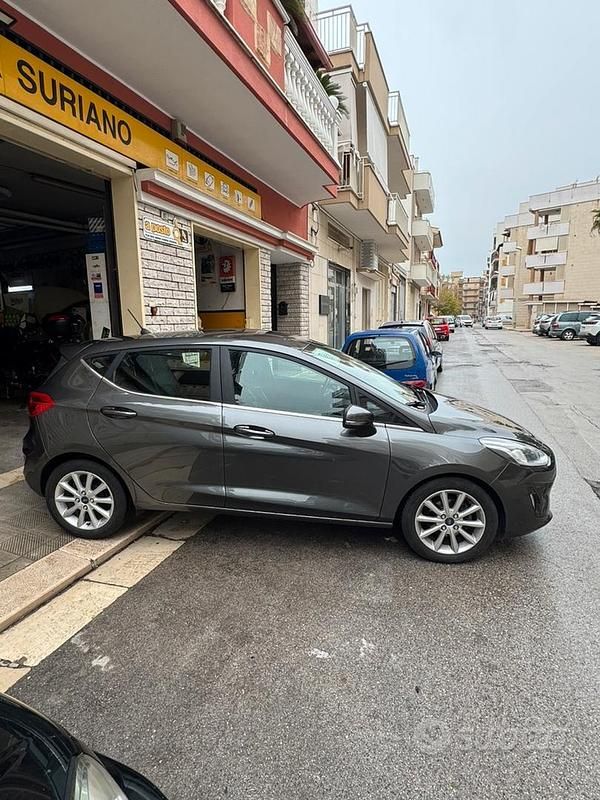 Usata Ford Fiesta 86 CV (63 kW) 2018 Grigio Berlina