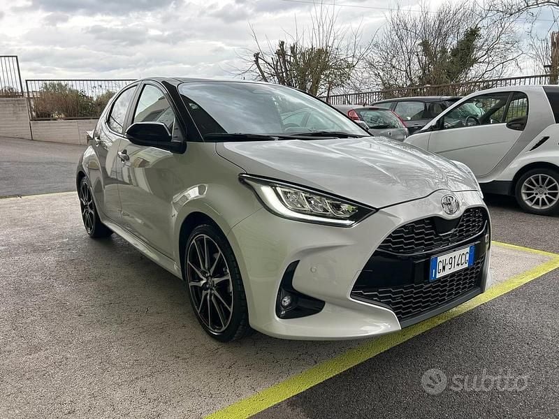 Usata Toyota Yaris Hybrid Sport 131 CV (96 kW) 2024 Grigio Berlina