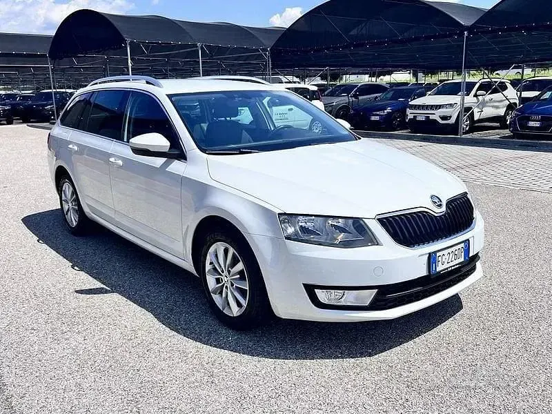 Usata Skoda Octavia Executive 110 CV (80 kW) 2016 Bianco Station wagon