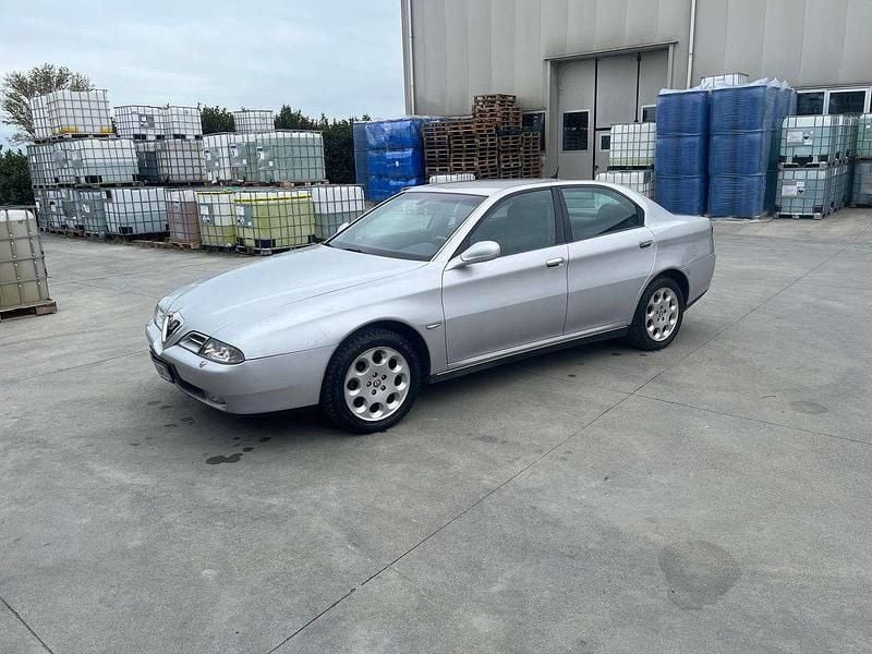 Usata Alfa Romeo 166 Distinctive 140 CV (102 kW) 2001 Argento Berlina