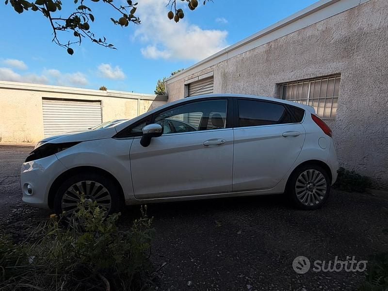 Usata Ford Fiesta Titanium 96 CV (70 kW) 2010 Bianco Utilitaria