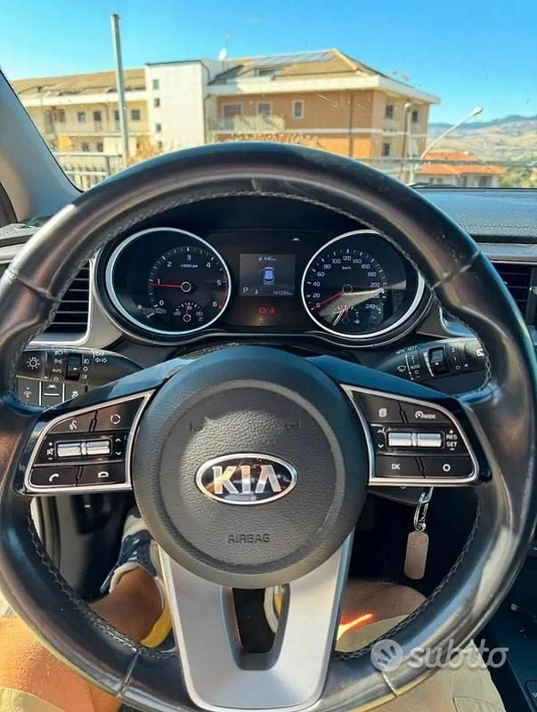 Begagnad Kia Ceed 2019 Vit Halvkombi