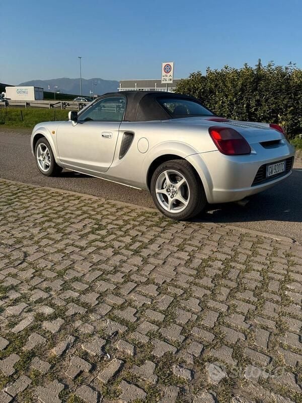 Usata Toyota MR2 140 CV (102 kW) 2002 Grigio Cabrio
