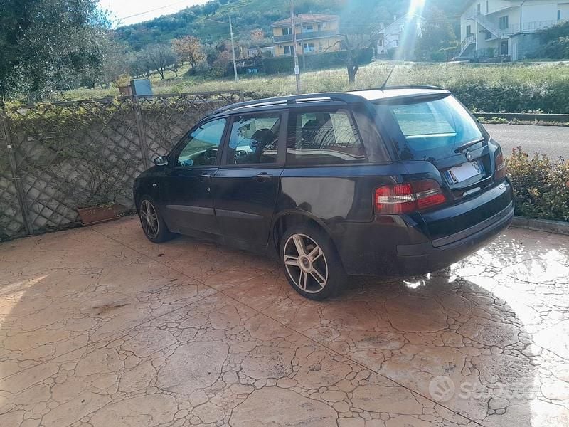 Nero Usata 2006 Fiat Stilo Station wagon | 1000 € (Buon prezzo) - Immagine 1/4