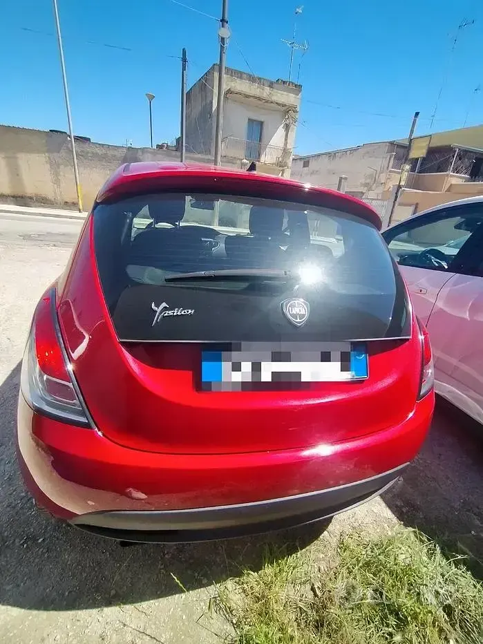Usata Lancia Ypsilon Silver 69 CV (50 kW) 2015 Rosso Utilitaria