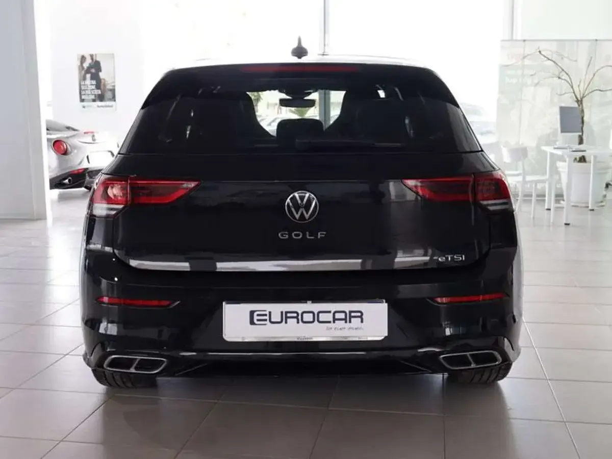 Begagnad VW Golf VIII R-line 150 HK (110 kW) 2022 Svart Sedan