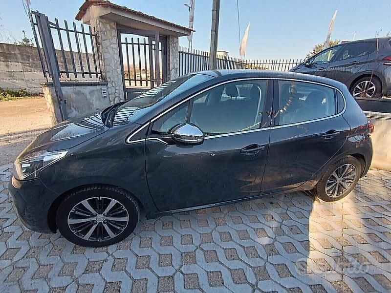 Usata Peugeot 208 Access 82 CV (60 kW) 2015 Grigio Utilitaria