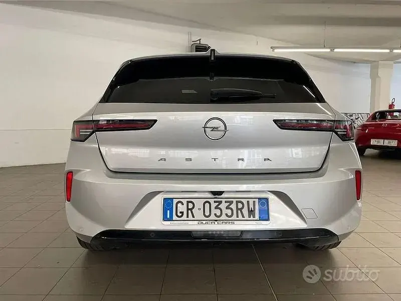 Usata Opel Astra Elegance 130 CV (95 kW) 2023 Grigio Utilitaria