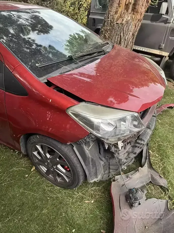 Usata Toyota Yaris 99 CV (72 kW) 2011 Rosso Utilitaria