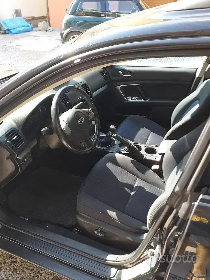 Usado Subaru Outback 150 CV (110 kW) 2008 Negro Familiar