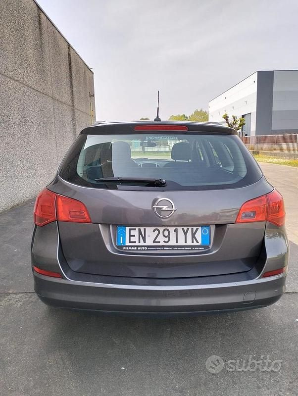 Usata Opel Astra Business 110 CV (80 kW) 2012 Grigio Station wagon
