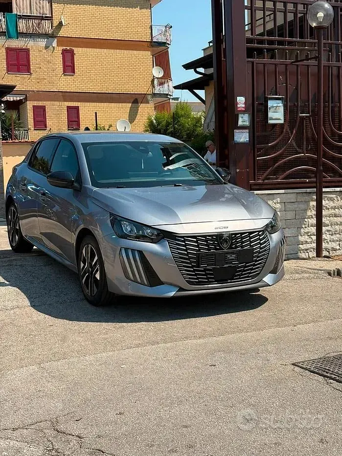 Usata Peugeot 208 Allure 101 CV (74 kW) 2025 Grigio Utilitaria