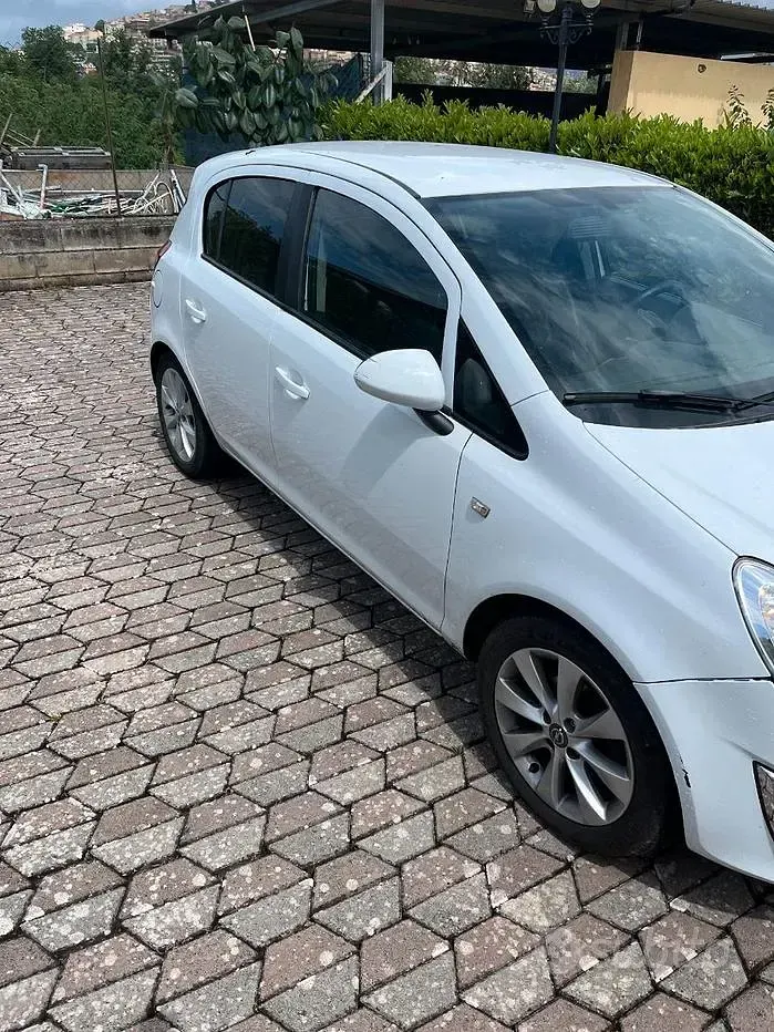 Usata Opel Corsa 75 CV (55 kW) 2012 Bianco Utilitaria
