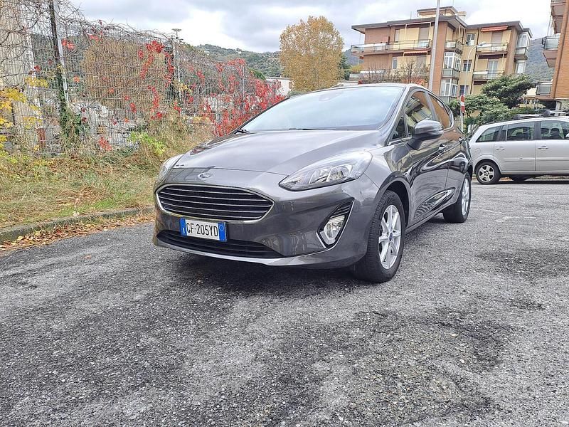 Grigio Usata 2021 Ford Fiesta Titanium Tre volumi | 12.500 € (Buon prezzo) - Immagine 1/4