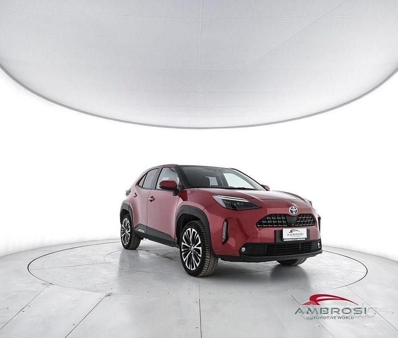 Usata Toyota Yaris Hybrid Lounge 92 CV (67 kW) 2021 Rosso