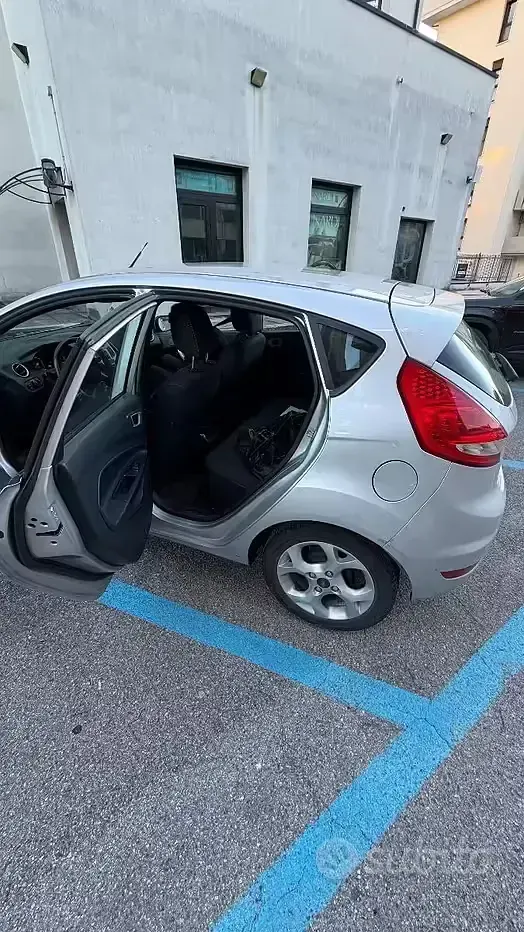 Usado Ford Fiesta 82 HP (60 kW) 2011 Cinzento Sedan