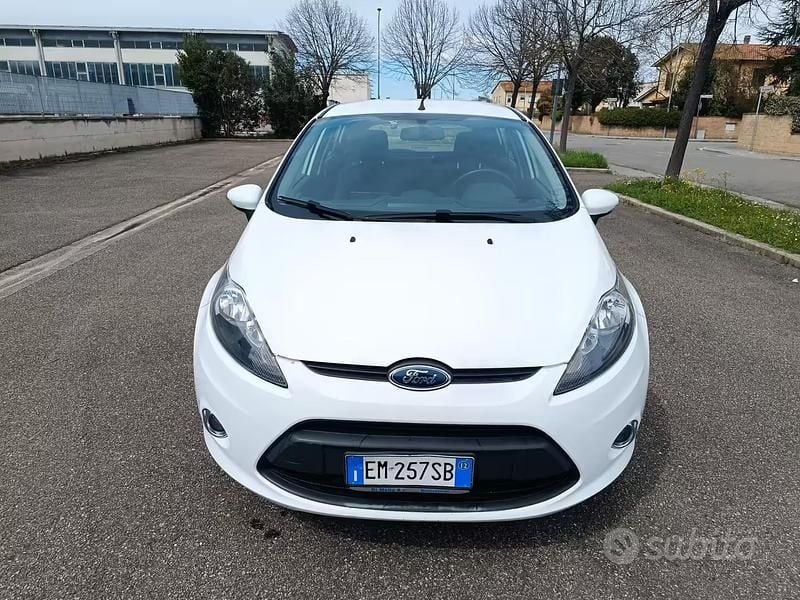 Usata Ford Fiesta 60 CV (44 kW) 2012 Bianco Utilitaria