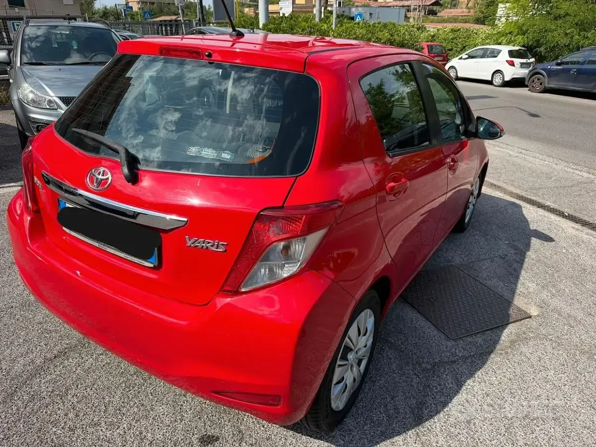 Usata Toyota Yaris Active 90 CV (66 kW) 2013 Rosso Utilitaria