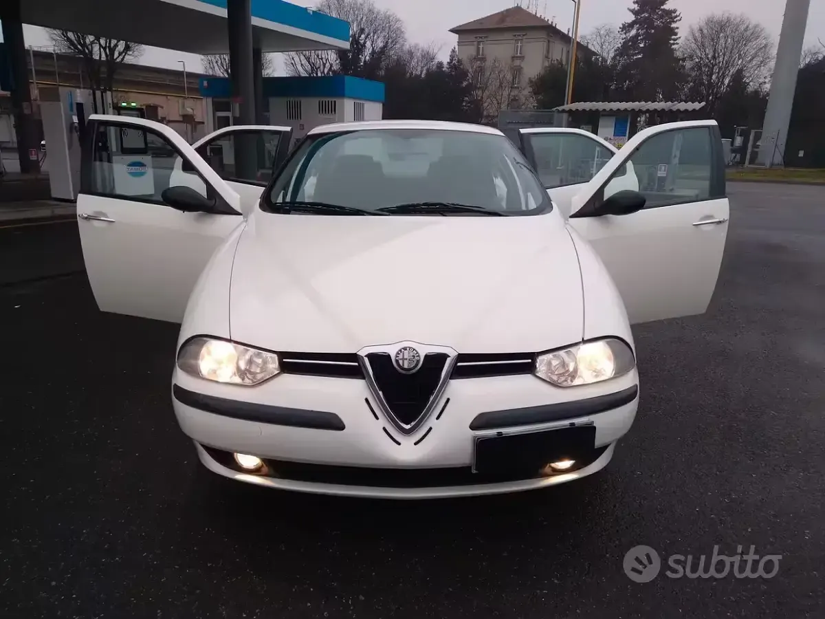 Usata Alfa Romeo 156 Distinctive 150 CV (110 kW) 2001 Beige Berlina