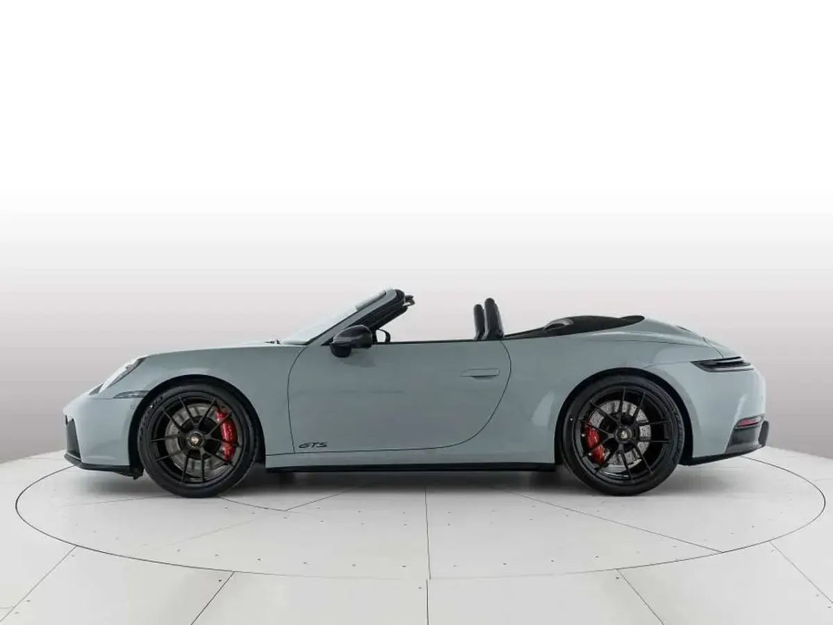 Usata Porsche 992 541 CV (397 kW) 2026 Shade green metallizzato/capot Cabrio