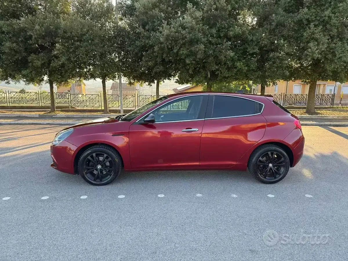 Usata Alfa Romeo Giulietta 105 CV (77 kW) 2014 Rosso Utilitaria