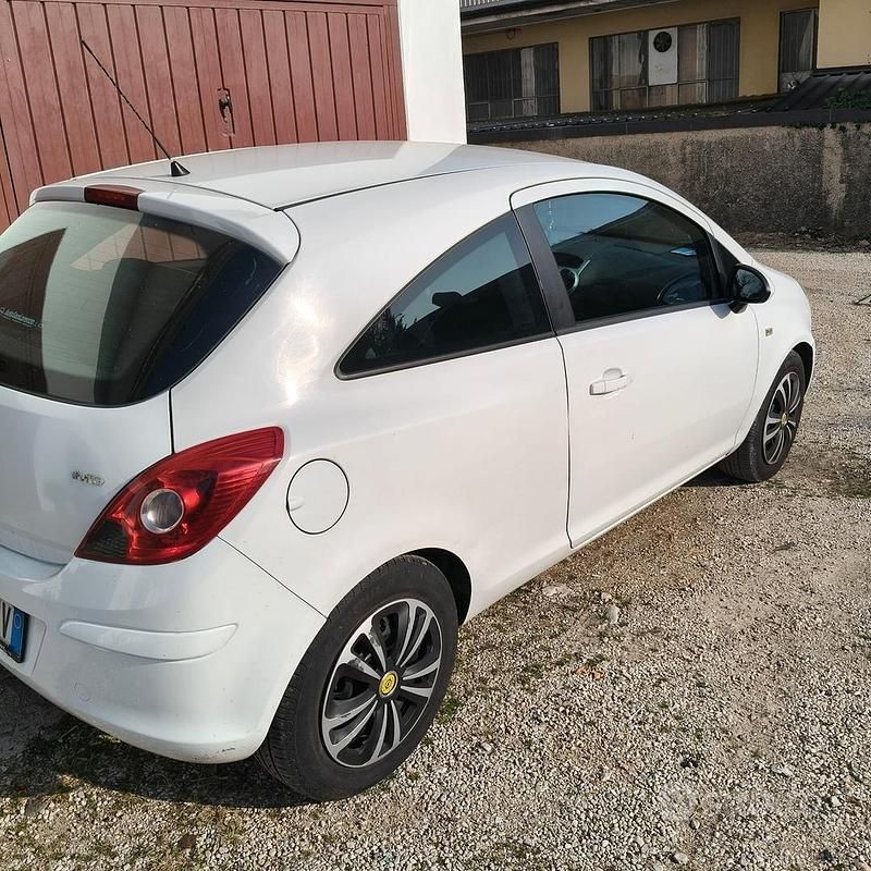 Usata Opel Corsa 86 CV (63 kW) 2011 Bianco Utilitaria