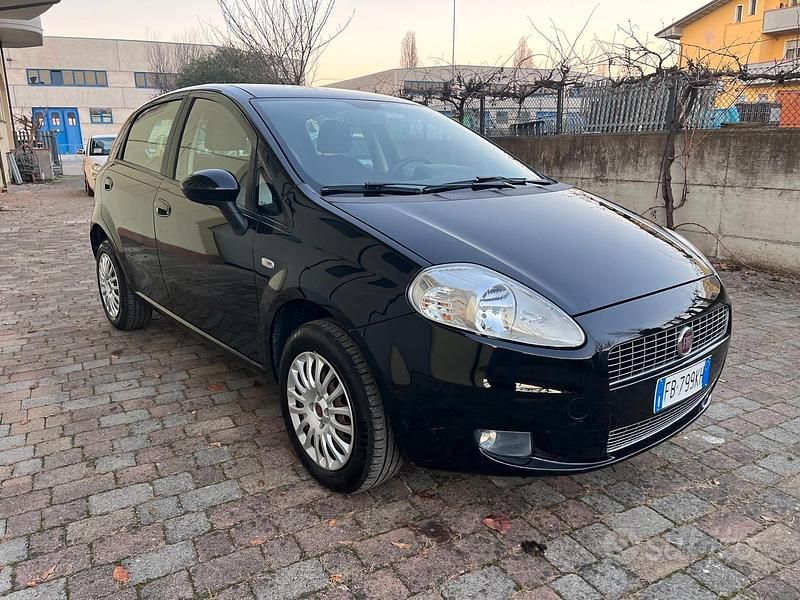 Usata Fiat Grande Punto Dynamic 77 CV (56 kW) 2009 Nero Utilitaria