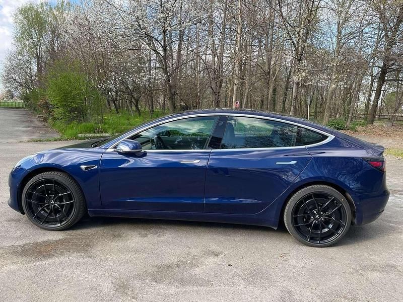 Blu/azzurro Usata 2019 Tesla Model 3 Long Range AWD Berlina | 27.500 € (Cara) - Immagine 1/4
