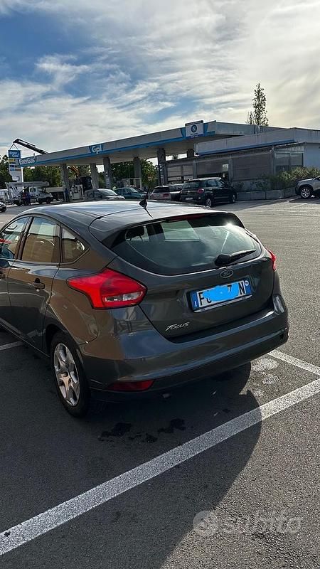 Käytetty Ford Focus 120 HP (88 kW) 2016 Harmaa Sedan