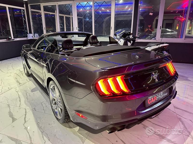 Usata Ford Mustang Convertible 290 CV (213 kW) 2019 Grigio Cabrio