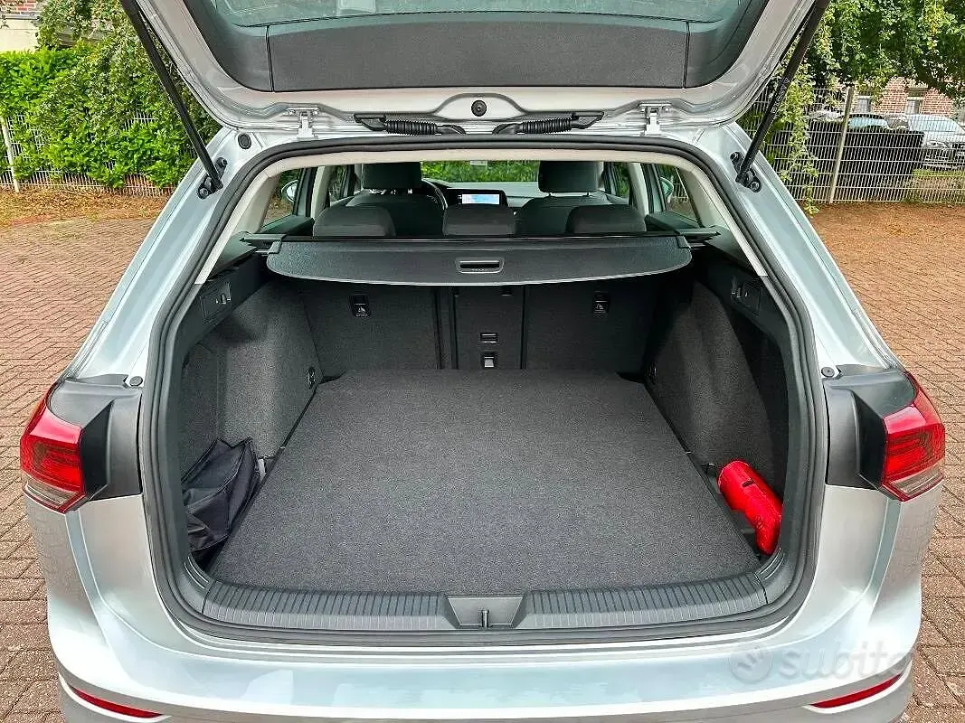 Usata VW Golf VIII Life 131 CV (96 kW) 2023 Grigio Station wagon