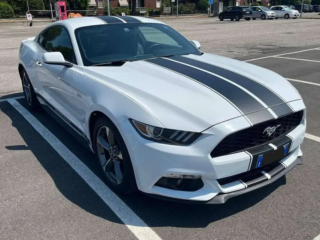 Usata Ford Mustang 305 CV (224 kW) 2016 Bianco Coupé