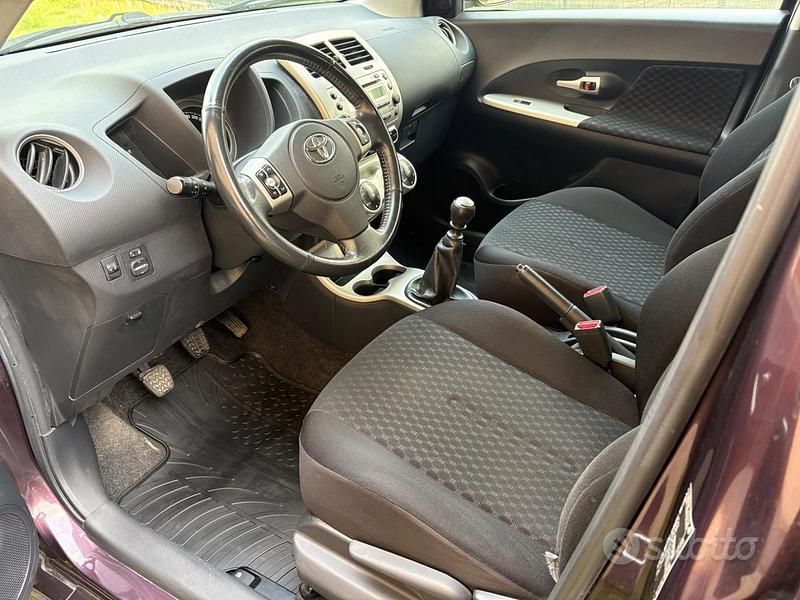 Usata Toyota Urban Cruiser 90 CV (66 kW) 2010 Marrone Utilitaria
