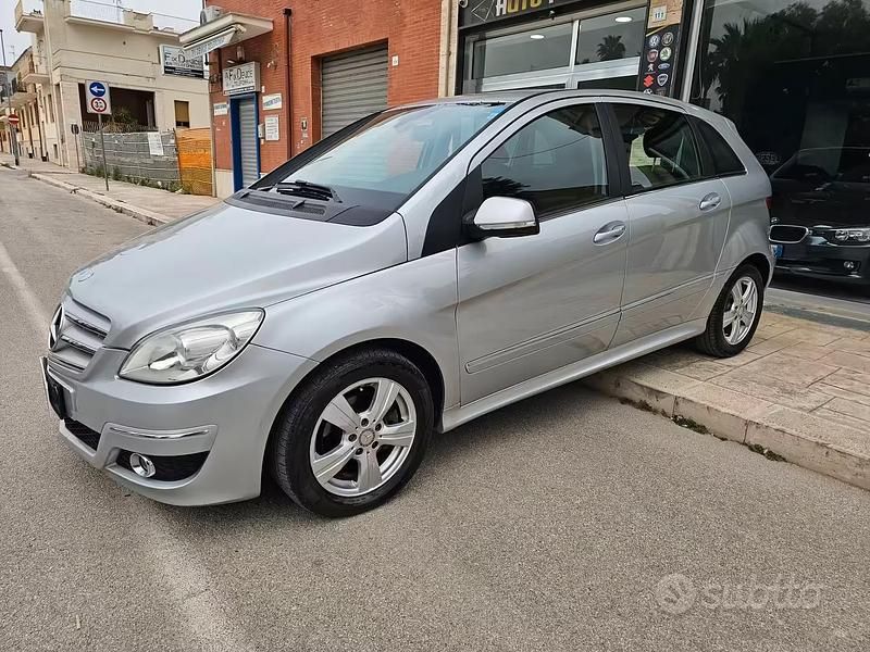 Usata Mercedes B180 Chrome 109 CV (80 kW) 2010 Grigio Monovolume