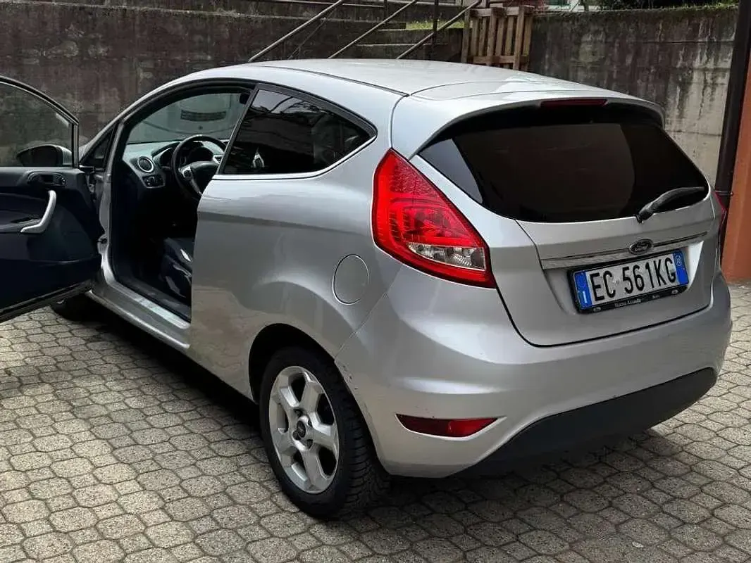 Usata Ford Fiesta Titanium 82 CV (60 kW) 2010 Argento Berlina