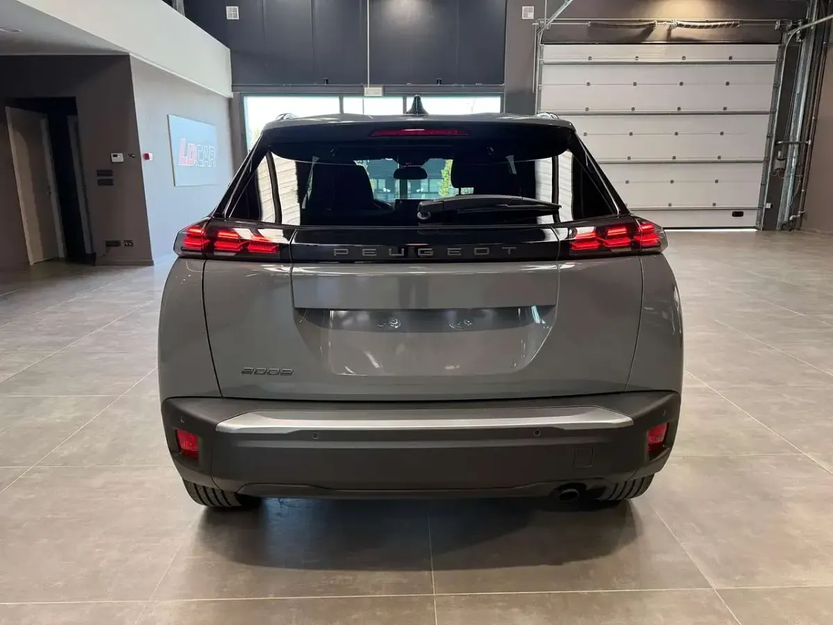 Uusi Peugeot 2008 Allure 101 HP (74 kW) 2025 Harmaa Katumaasturi