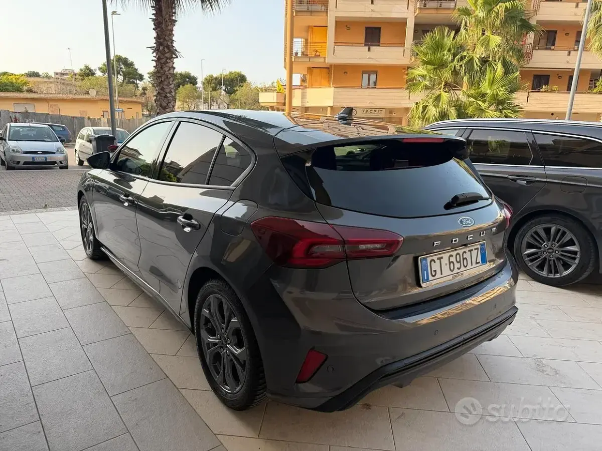 Usata Ford Focus ST-Line 116 CV (85 kW) 2024 Grigio Berlina