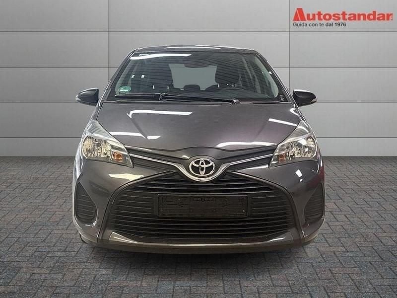 Usata Toyota Yaris Active 69 CV (50 kW) 2016 Grigio Utilitaria