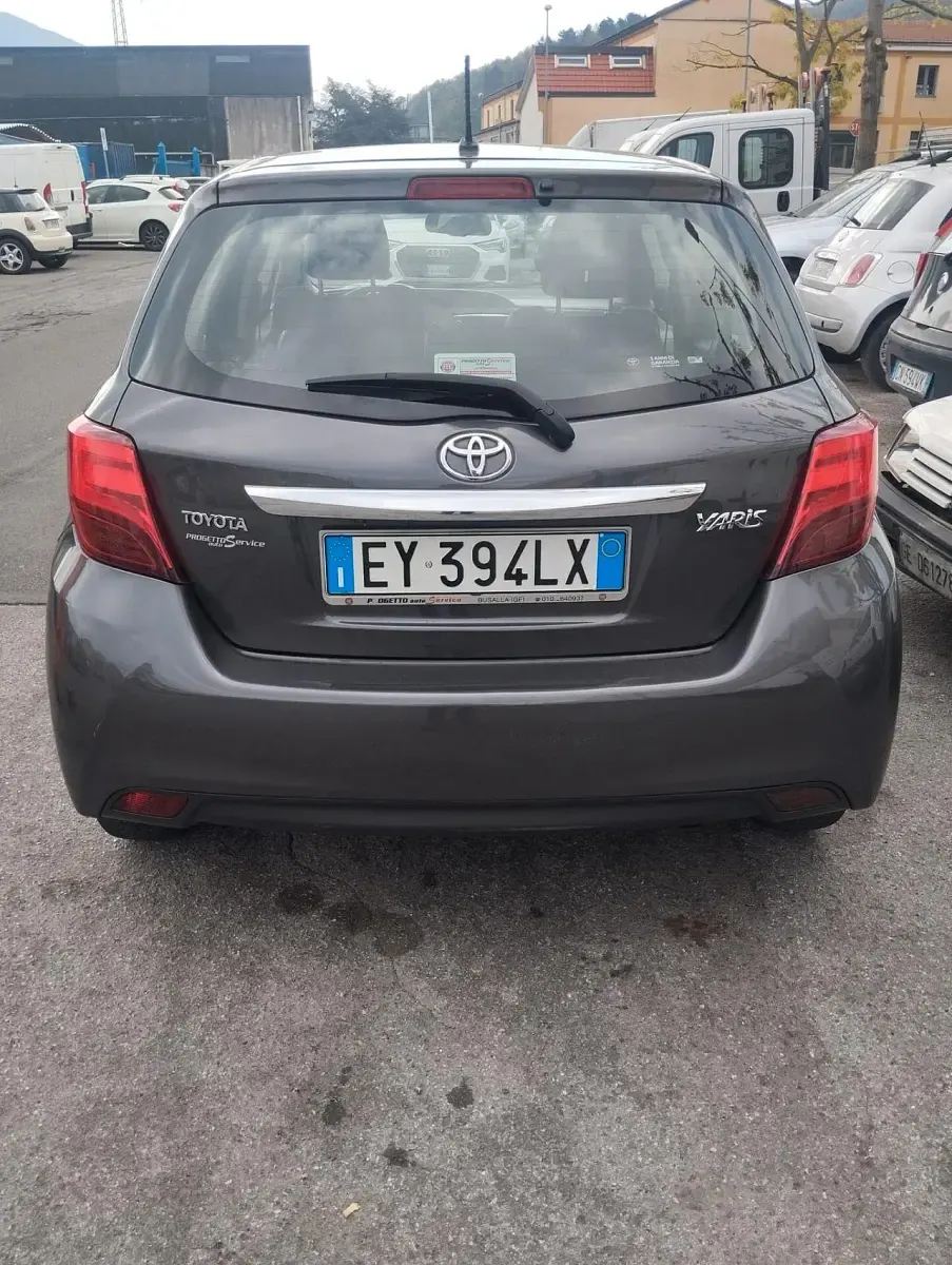 Usata Toyota Yaris Lounge 89 CV (65 kW) 2015 Grigio Utilitaria