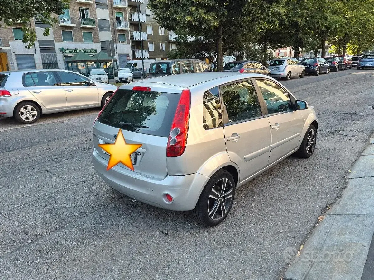 Usata Ford Fiesta 90 CV (66 kW) 2008 Grigio Utilitaria