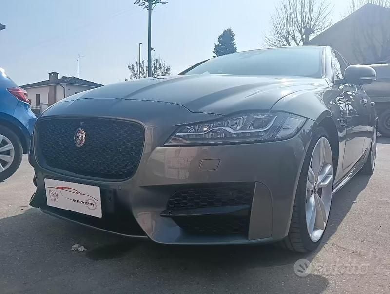 Usata Jaguar XF Prestige 180 CV (132 kW) 2017 Grigio Berlina