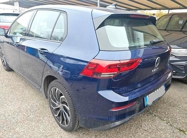 Usata VW Golf VIII Life 131 CV (96 kW) 2022 Blu Berlina