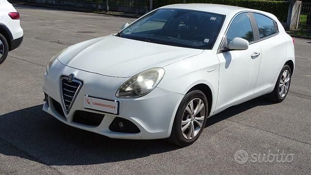 Usata Alfa Romeo Giulietta Distinctive 105 CV (77 kW) 2013 Bianco Utilitaria