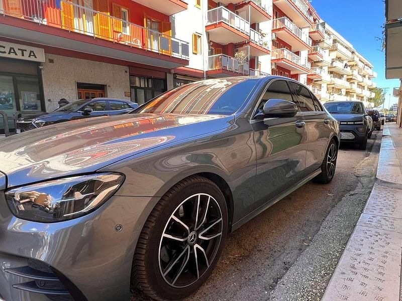 Usata Mercedes E220 AMG 194 CV (142 kW) 2020 Grigio Berlina